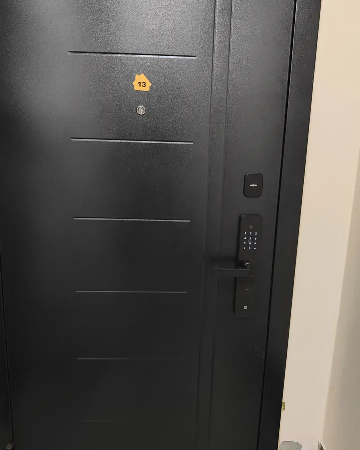 Умный замок Xiaomi, установленный на входную дверь квартиры